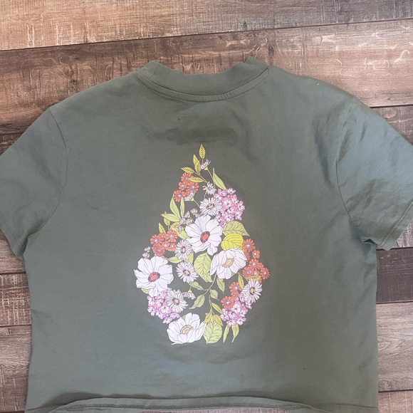 like new Volcom T-shirt - Picture 2 of 3